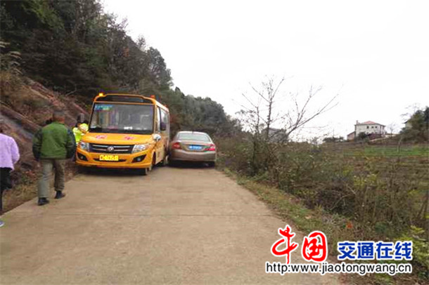 湖南湘鄉(xiāng)一女司機不禮讓校車發(fā)生刮擦 被扣分+罰款