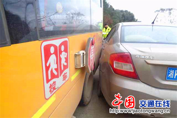 湖南湘鄉(xiāng)一女司機不禮讓校車發(fā)生刮擦 被扣分+罰款