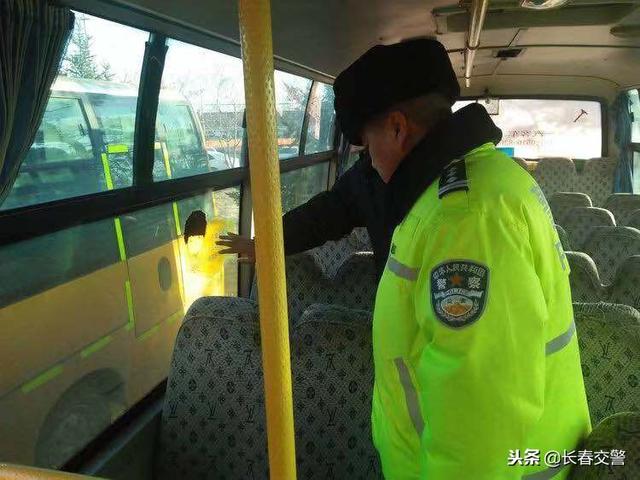長春交警聯(lián)合教育局對農(nóng)村校車進行安全隱患排查 確保中小學(xué)生交通安全