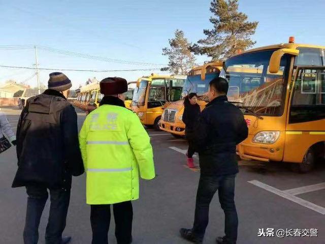 長春交警聯(lián)合教育局對農(nóng)村校車進行安全隱患排查 確保中小學(xué)生交通安全