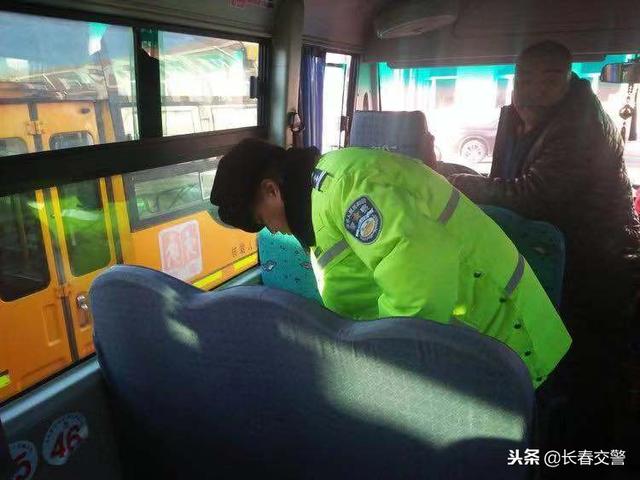 長春交警聯(lián)合教育局對農(nóng)村校車進行安全隱患排查 確保中小學(xué)生交通安全