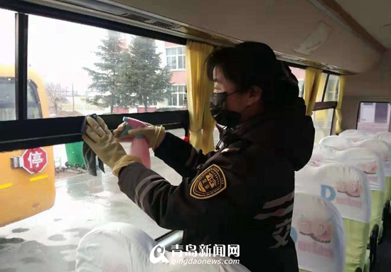 應(yīng)對冬季流感高發(fā) 交運萊西500部校車公交集中消毒