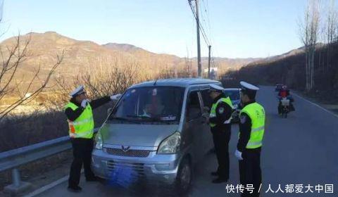 泰安交警發(fā)現11個小朋友擠一輛黑校車里