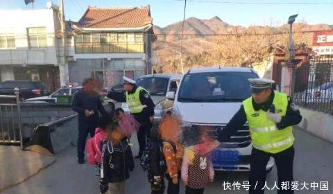 泰安交警發(fā)現11個小朋友擠一輛黑校車里