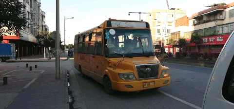 清遠號牌的無校車標牌的違法校車在三水行走？警方扣車