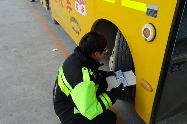 無(wú)棣交警大隊(duì)車(chē)管所對(duì)校車(chē)進(jìn)行安全“體檢”