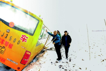 校車側(cè)翻電工勇救
