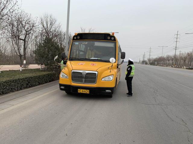 富平交警：善始善終 抓好校車安全！