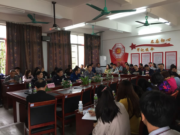 恩平市為全市校車安全運(yùn)行打下“預(yù)防針”，對(duì)全市46輛校車進(jìn)行安全檢查