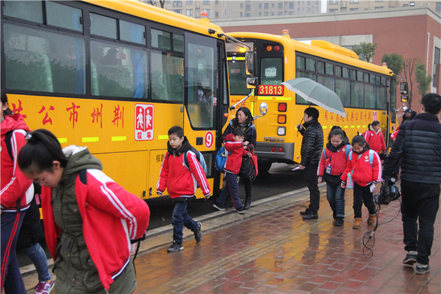 春季開(kāi)學(xué)季 公交校車安全員跟車檢查忙