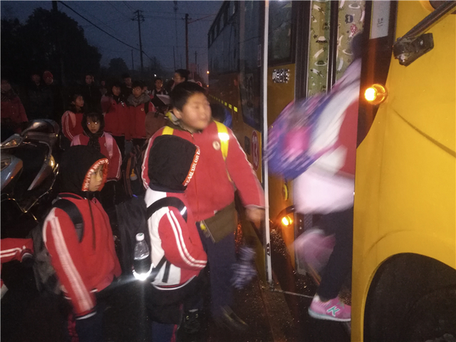 春季開(kāi)學(xué)季 公交校車安全員跟車檢查忙
