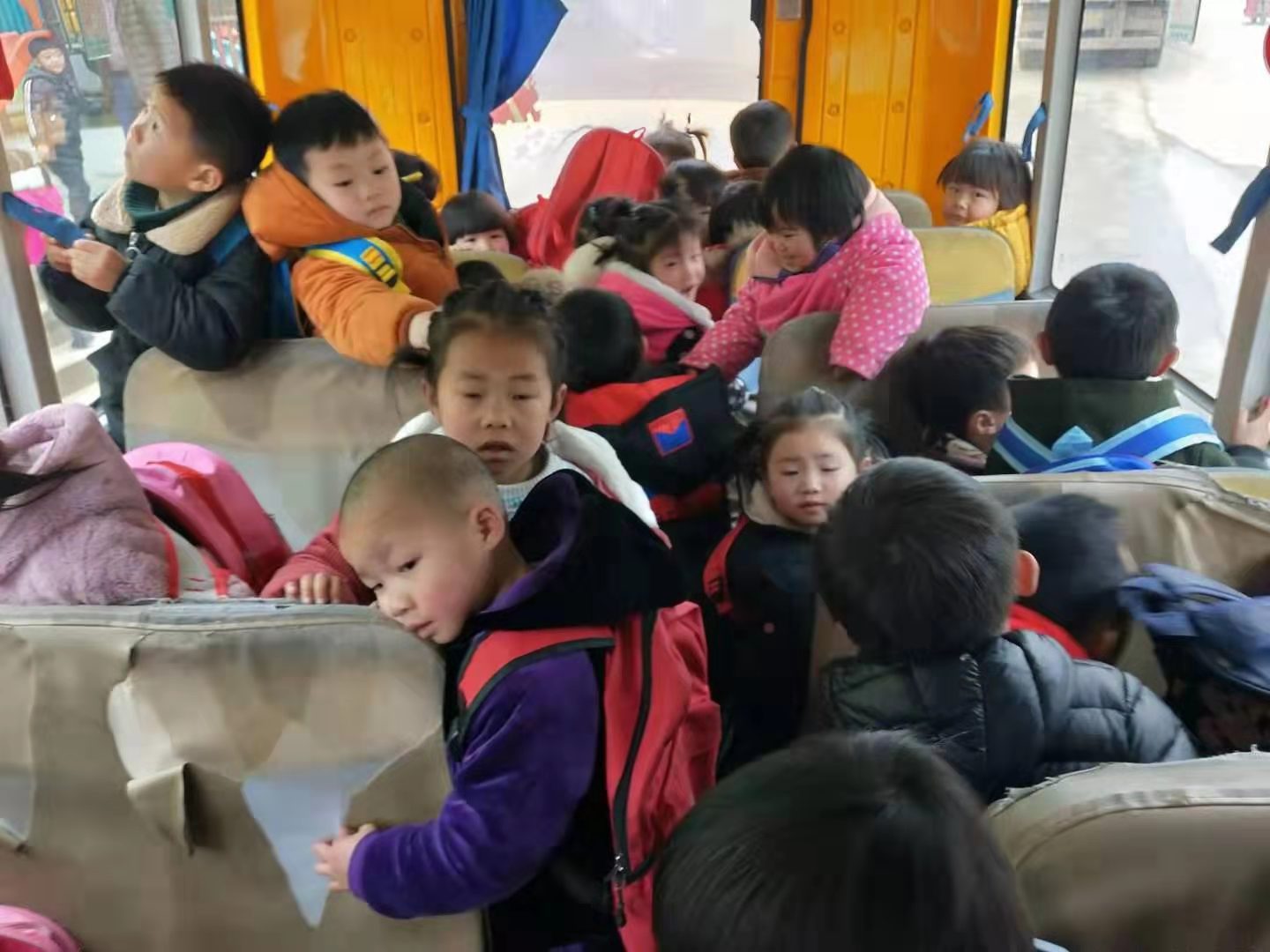湖北陽新龍港鎮(zhèn)一幼兒園校車嚴重超載，19座塞滿30名幼兒