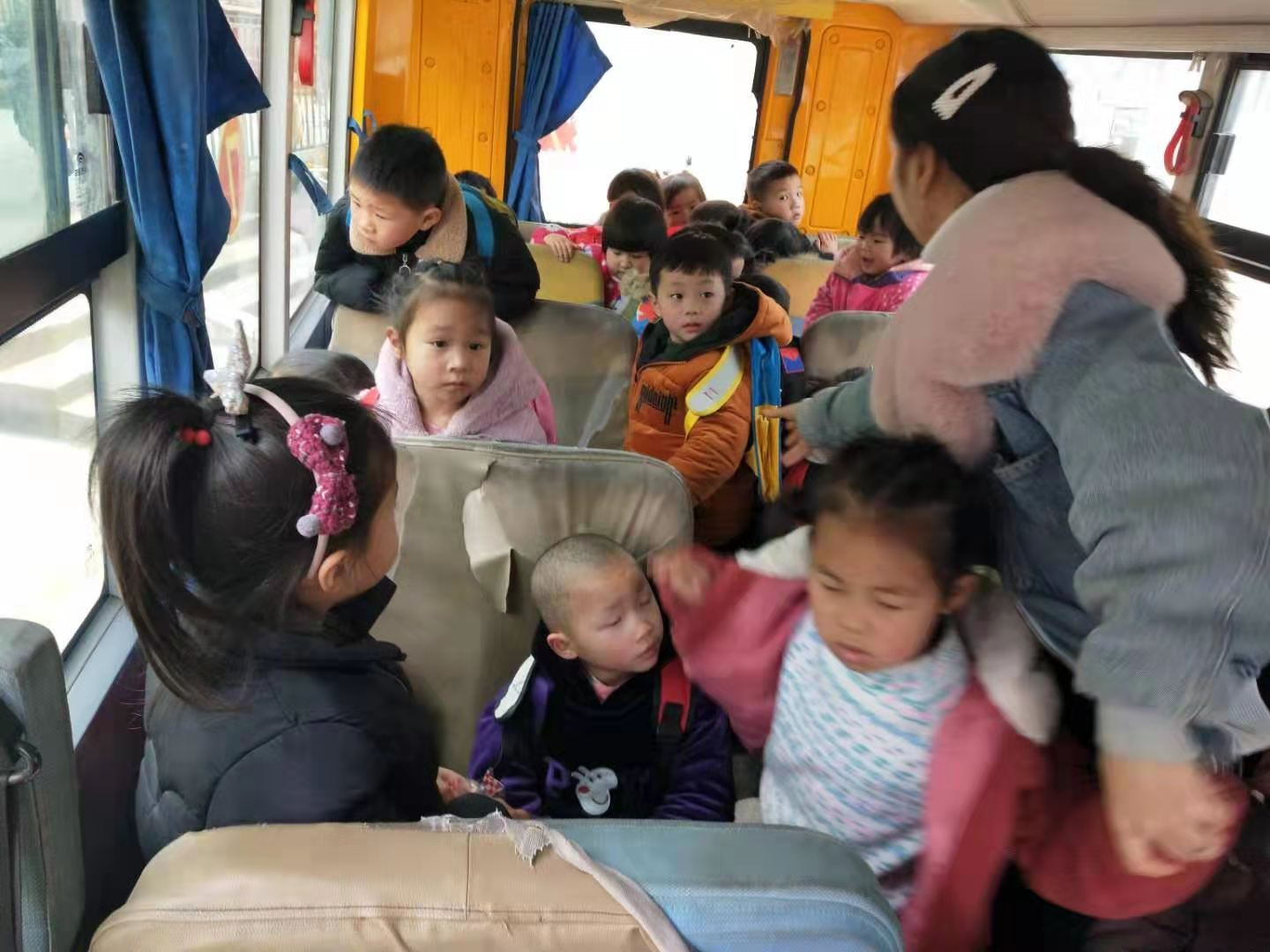 湖北陽新龍港鎮(zhèn)一幼兒園校車嚴重超載，19座塞滿30名幼兒