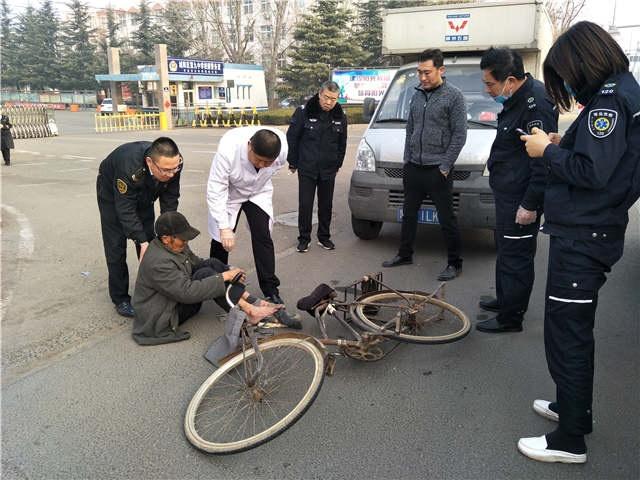 八旬老人被車撞，青島校車司機伸援手