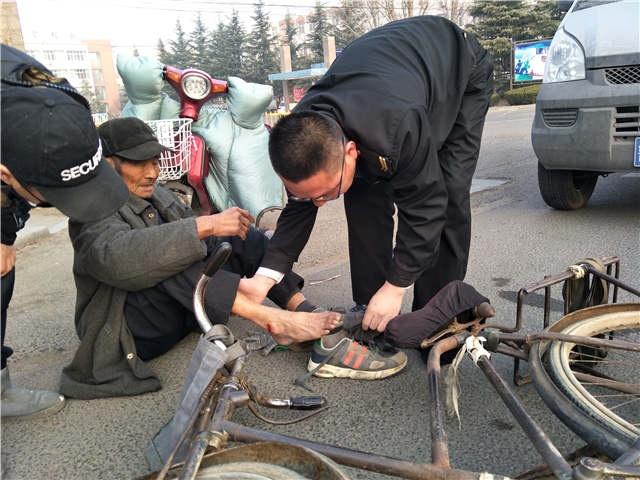 八旬老人被車撞，青島校車司機伸援手