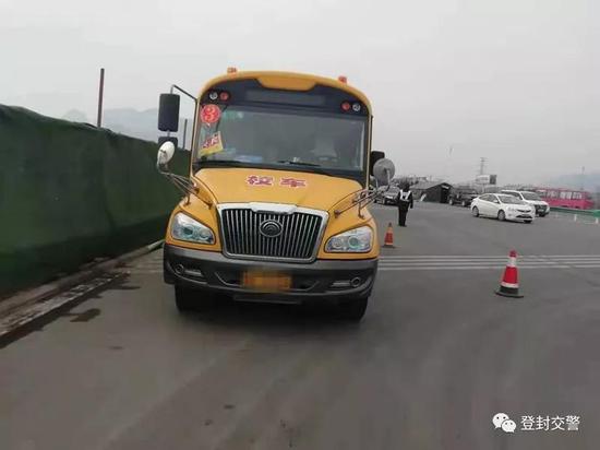 登封一校車司機(jī)找替駕 違法上路被處罰