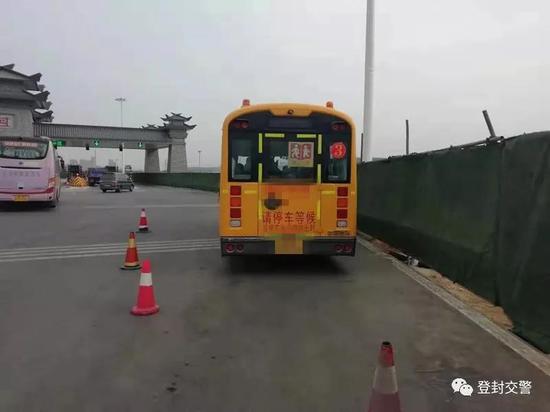 登封一校車司機(jī)找替駕 違法上路被處罰