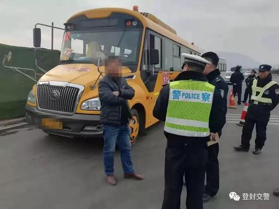 登封一校車司機(jī)找替駕 違法上路被處罰