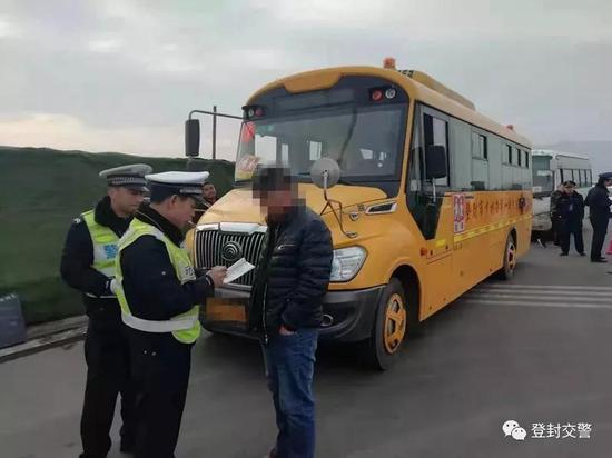 登封一校車司機(jī)找替駕 違法上路被處罰