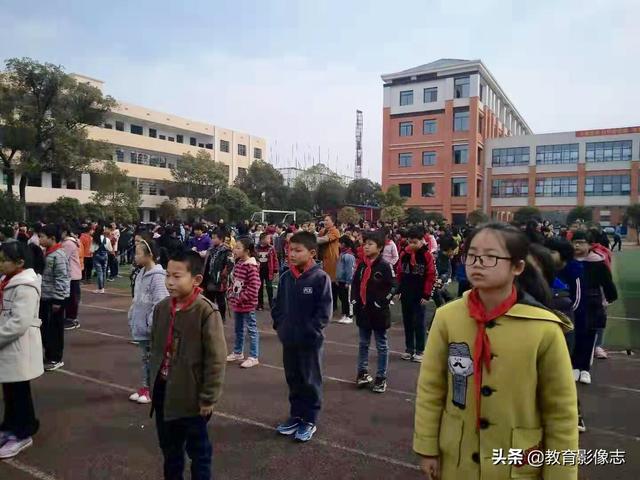 資陽五福路小學(xué)：開展校車消防逃生演練活動