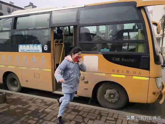 資陽五福路小學(xué)：開展校車消防逃生演練活動