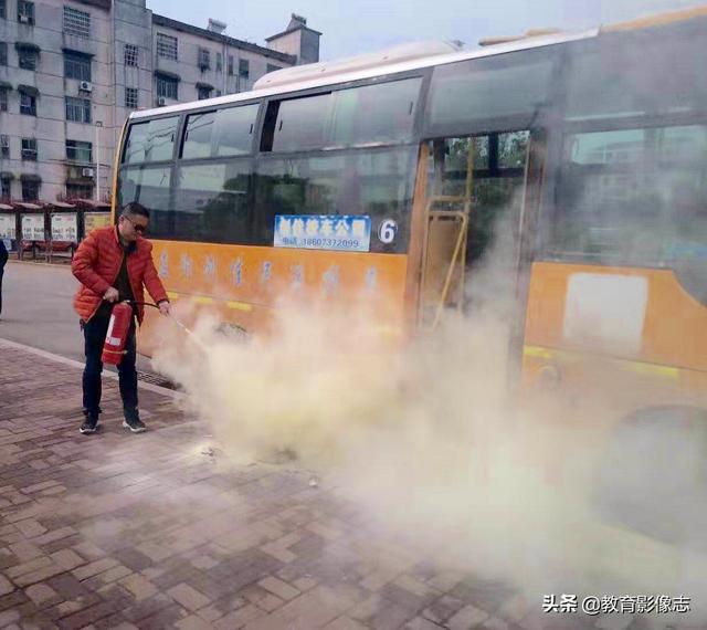 資陽五福路小學(xué)：開展校車消防逃生演練活動