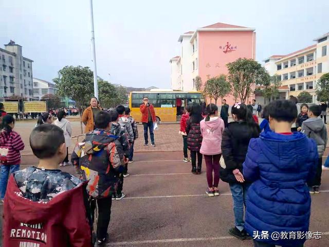 資陽五福路小學(xué)：開展校車消防逃生演練活動