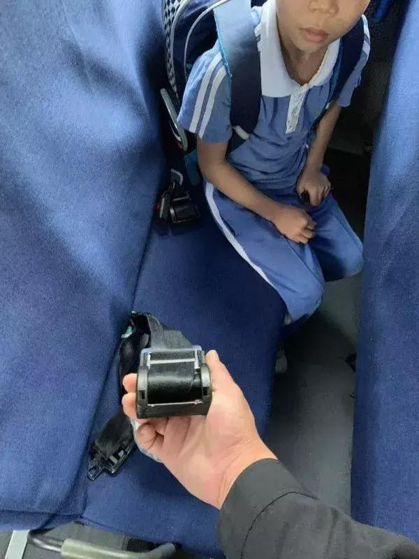 全市嚴查校車進行時！您家孩子坐的車都被交警攔下了……