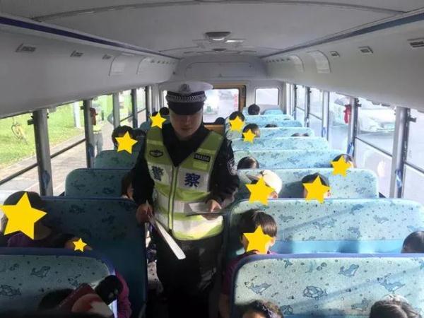 全市嚴查校車進行時！您家孩子坐的車都被交警攔下了……
