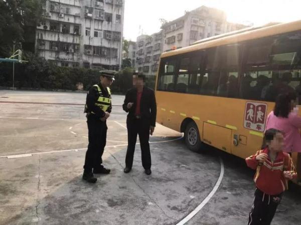 全市嚴查校車進行時！您家孩子坐的車都被交警攔下了……