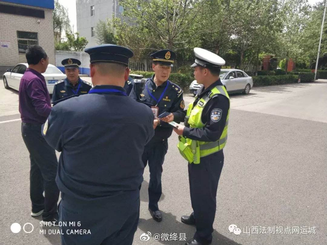 黑校車在高速被查獲 裝了45名孩子去絳縣