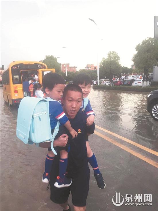 校車(chē)涉水熄火 消防員抱出10多名兒童