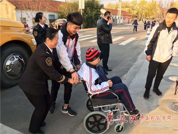 青島這輛校車上多了臺輪椅，背后竟藏著一個溫情故事……