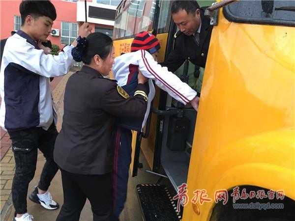 青島這輛校車上多了臺輪椅，背后竟藏著一個溫情故事……