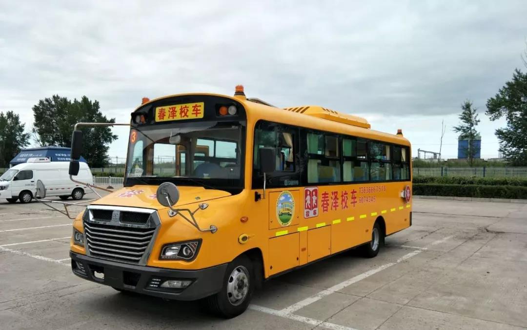 黑送子車校門(mén)口橫行，7臺(tái)正規(guī)校車卻辦不下來(lái)證！教育局：公交滿足需求，不予批準(zhǔn)