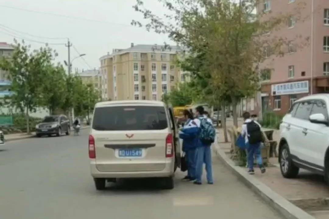 黑送子車校門(mén)口橫行，7臺(tái)正規(guī)校車卻辦不下來(lái)證！教育局：公交滿足需求，不予批準(zhǔn)
