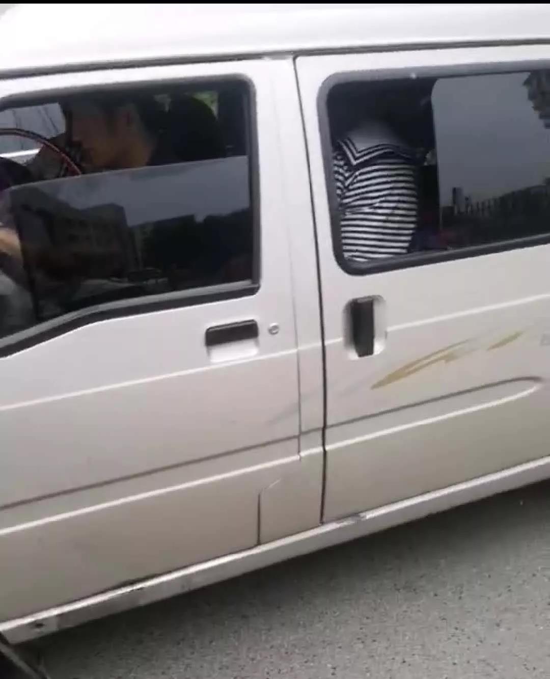 黑送子車校門(mén)口橫行，7臺(tái)正規(guī)校車卻辦不下來(lái)證！教育局：公交滿足需求，不予批準(zhǔn)