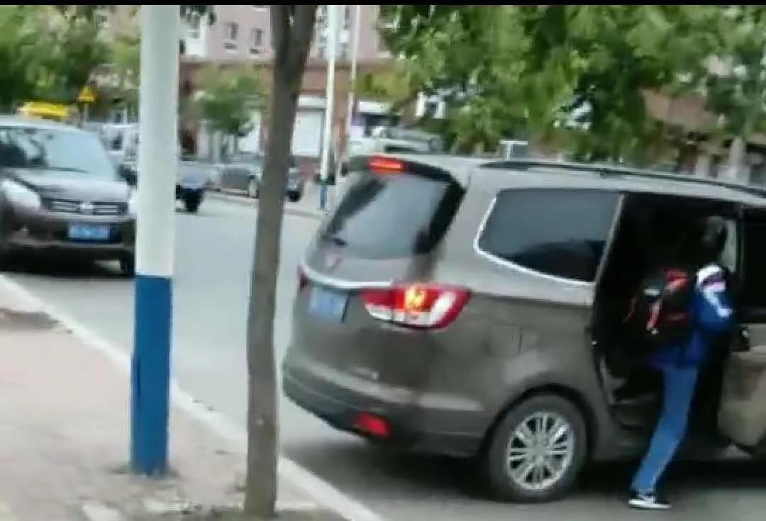 黑送子車校門(mén)口橫行，7臺(tái)正規(guī)校車卻辦不下來(lái)證！教育局：公交滿足需求，不予批準(zhǔn)