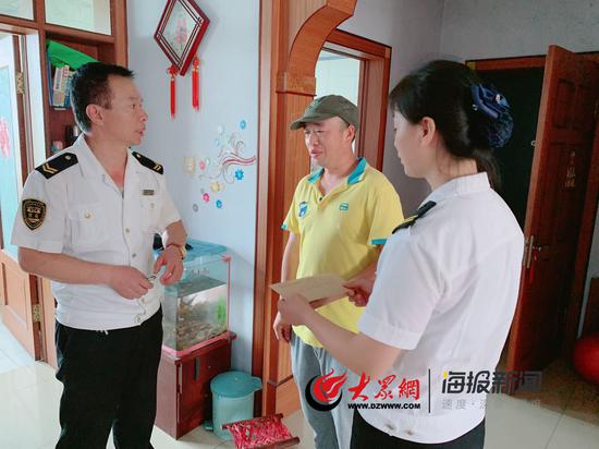 交運(yùn)校車(chē)員工“接力”籌款。