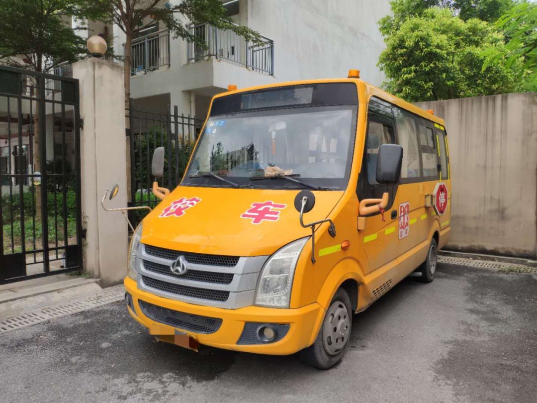 后怕！清城區(qū)一幼兒園竟每天用報廢校車接送學(xué)生