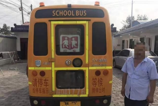 武功一校車逾期未檢還超載在興平被查獲 駕駛員被扣17分面臨失業(yè)
