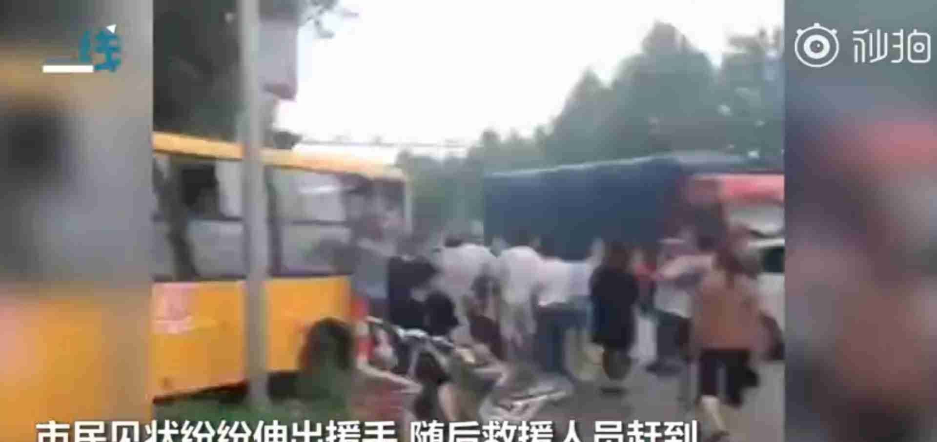 校車等紅燈時(shí)被大貨車追尾 群眾怒斥貨車司機(jī) 網(wǎng)友力挺：罵得好！