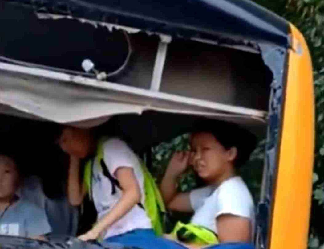 校車等紅燈時(shí)被大貨車追尾 群眾怒斥貨車司機(jī) 網(wǎng)友力挺：罵得好！