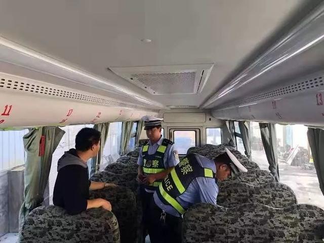 烏恰縣公安局聯(lián)合教育局開展開學季“校車”安全大檢查