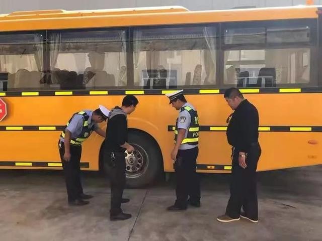 烏恰縣公安局聯(lián)合教育局開展開學季“校車”安全大檢查