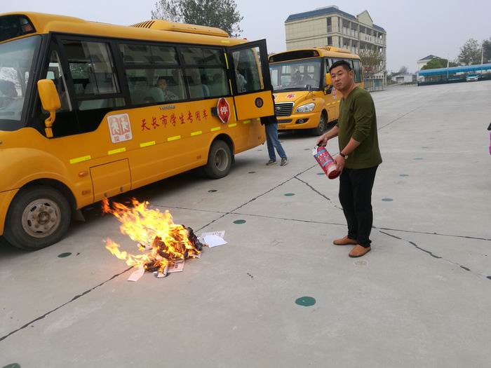 天長市石梁九年制學(xué)校舉行校車安全疏散演練