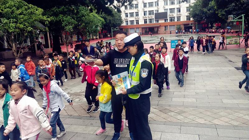 遂寧公安交警強化措施 著力打造“平安校園”