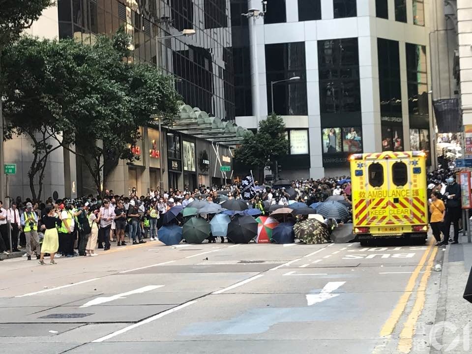 “他們想讓香港癱瘓！”暴徒對市民淋潑易燃液體、朝校車前扔汽油彈……