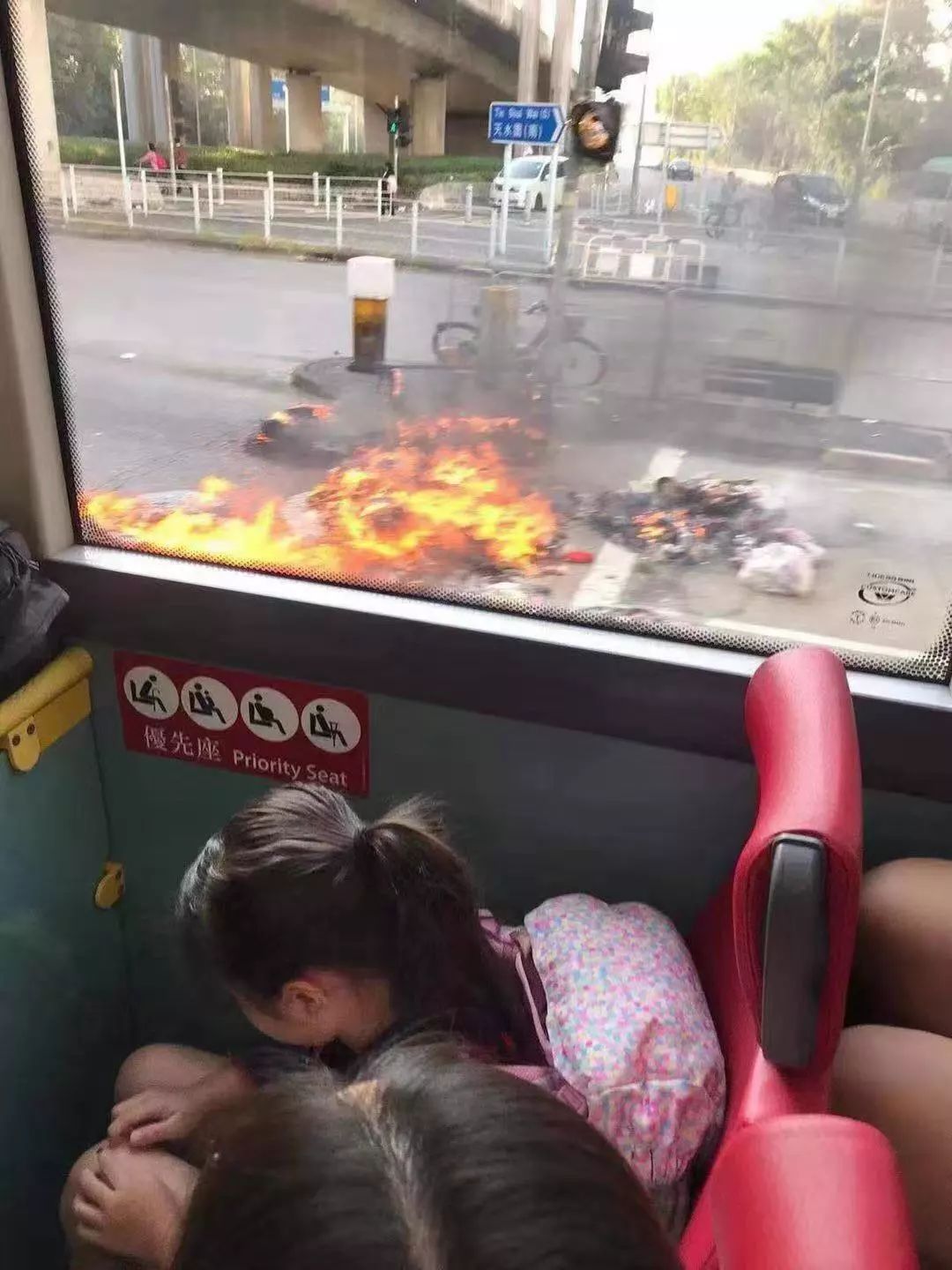“他們想讓香港癱瘓！”暴徒對市民淋潑易燃液體、朝校車前扔汽油彈……