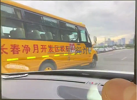 長春凈月第一實驗學校校車別停私家車？市民氣憤報警！